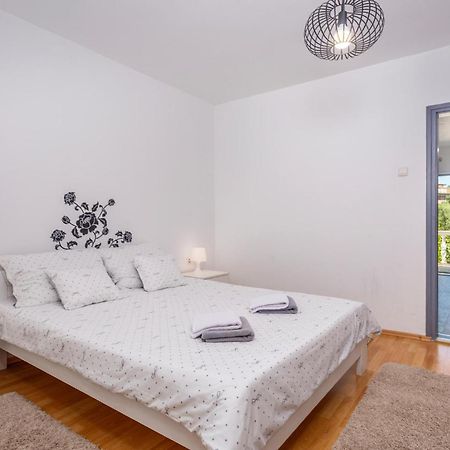 Beautiful Apartment In Malinska With Kitchen ภายนอก รูปภาพ