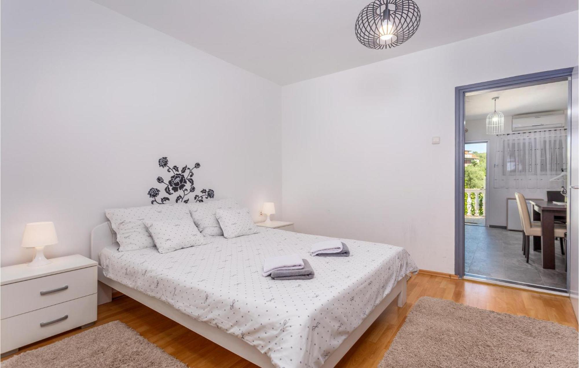 Beautiful Apartment In Malinska With Kitchen ภายนอก รูปภาพ