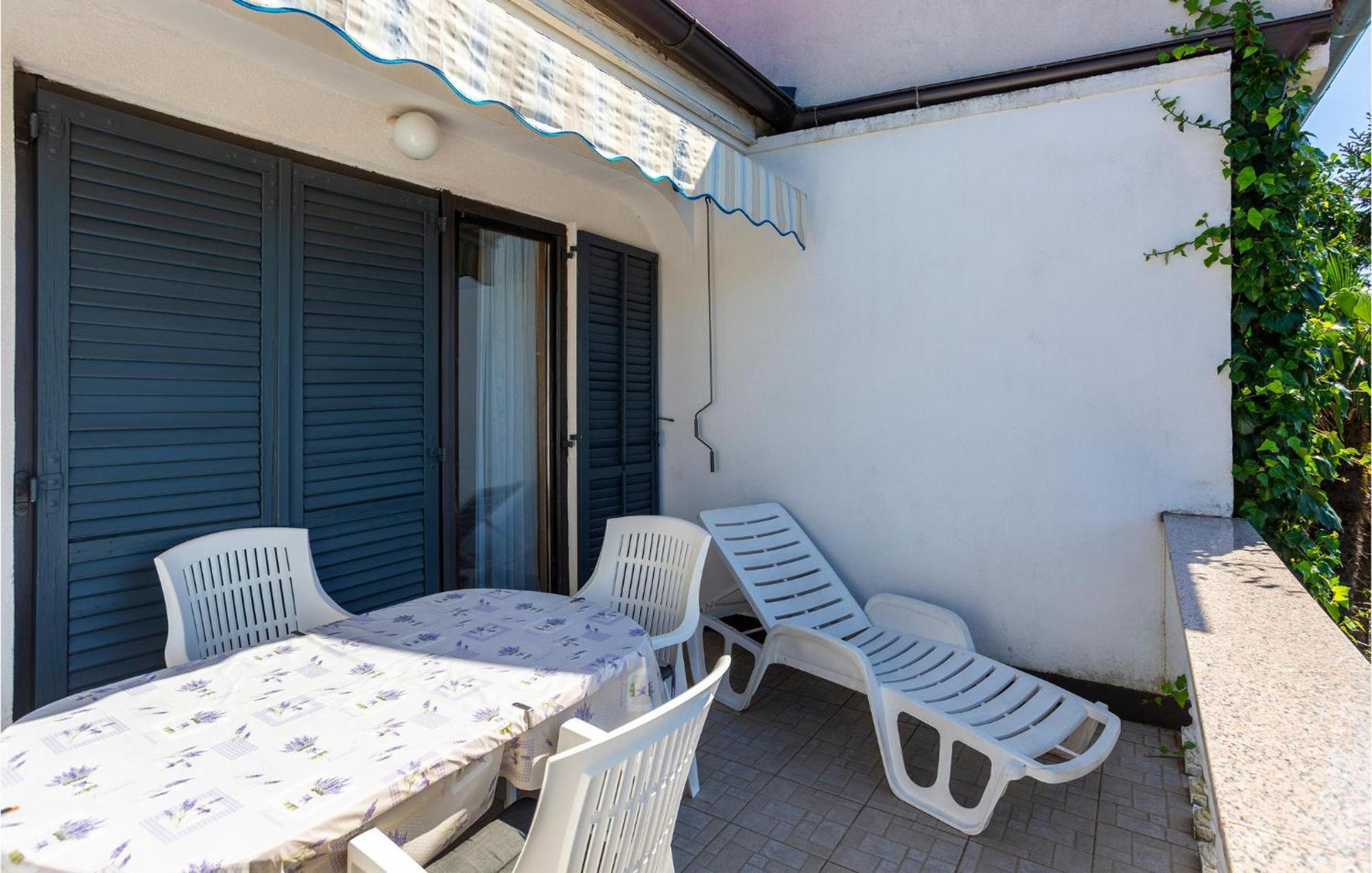 Beautiful Apartment In Malinska With Kitchen ภายนอก รูปภาพ