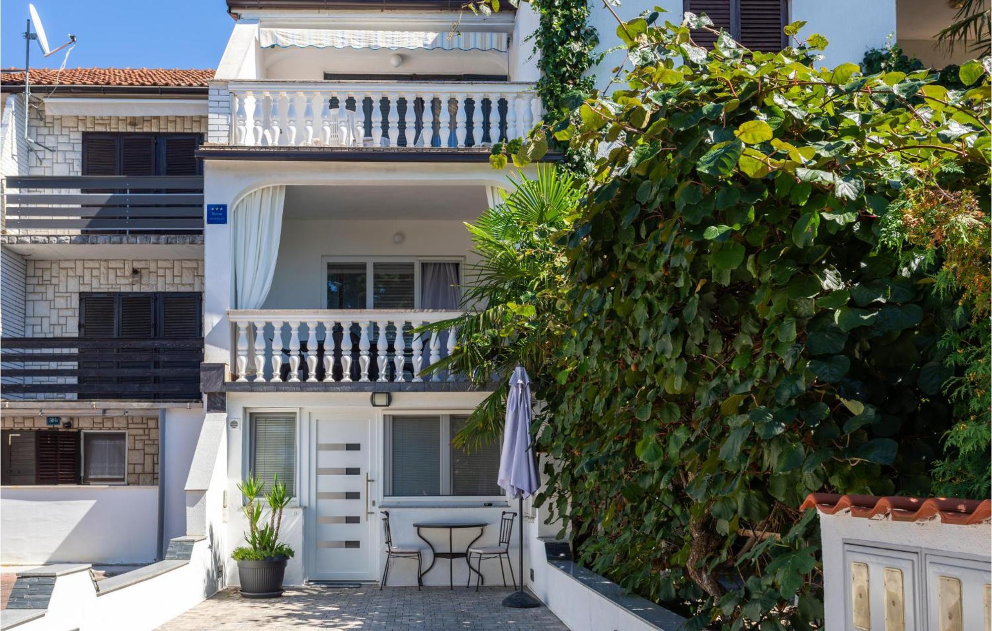 Beautiful Apartment In Malinska With Kitchen ภายนอก รูปภาพ